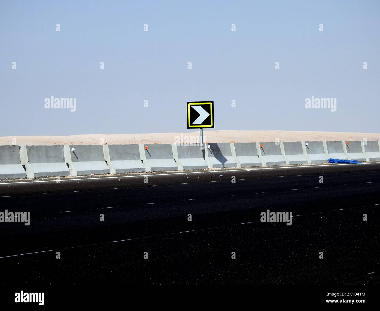 Signe virage à l'avant dans une autoroute libre, signe de route d'avertissement d'une courbe droite à l'avant pour que les conducteurs de voiture soient en alerte de la route dangereuse de virage sinueux Banque D'Images