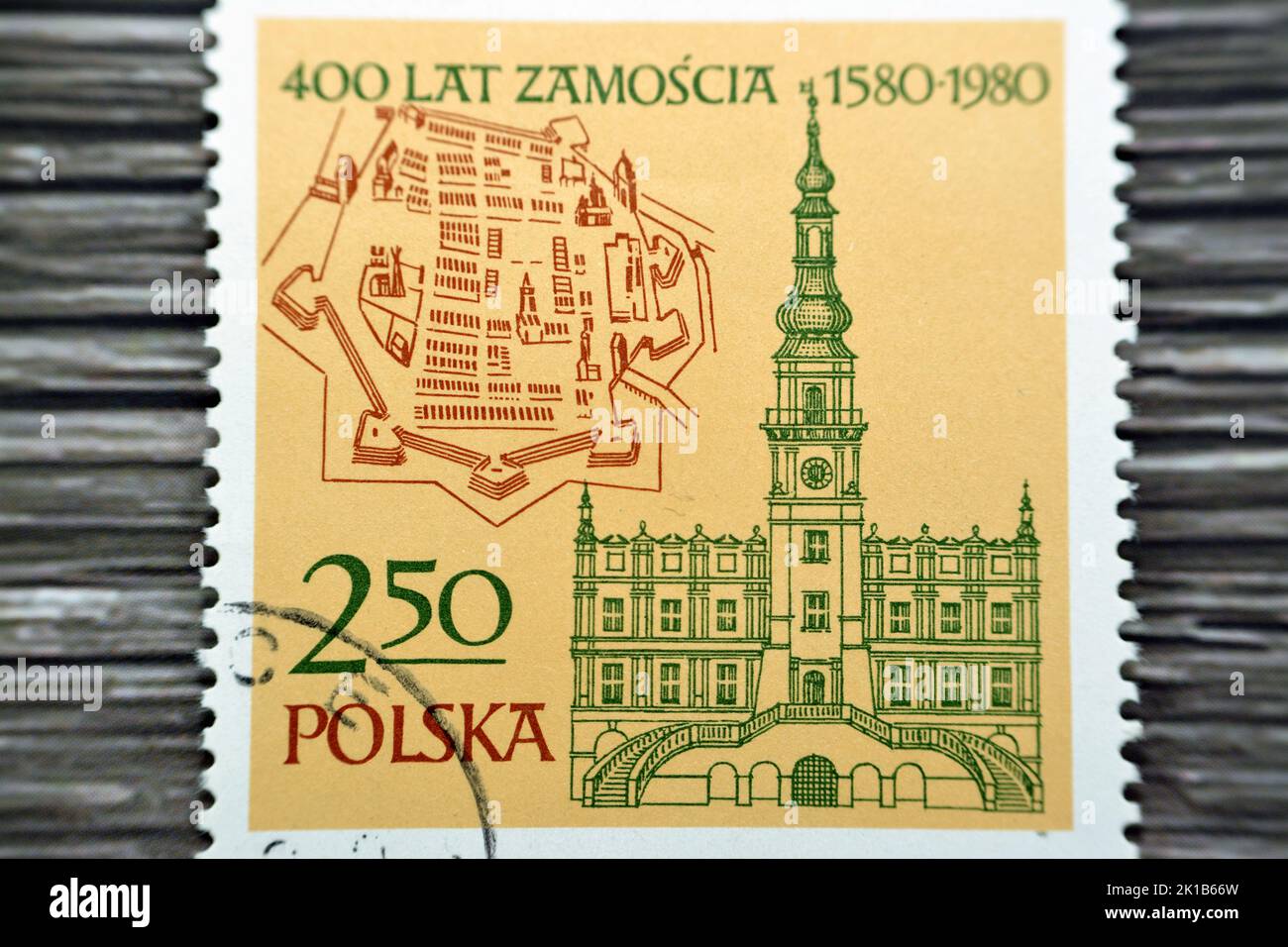 Le Caire, Egypte, 15 août 2022: Ancien timbre-poste polonais utilisé imprimé en Pologne 1980 400 ans de Zamosc anniversaire, les plus impressionnantes forteresses dans Banque D'Images