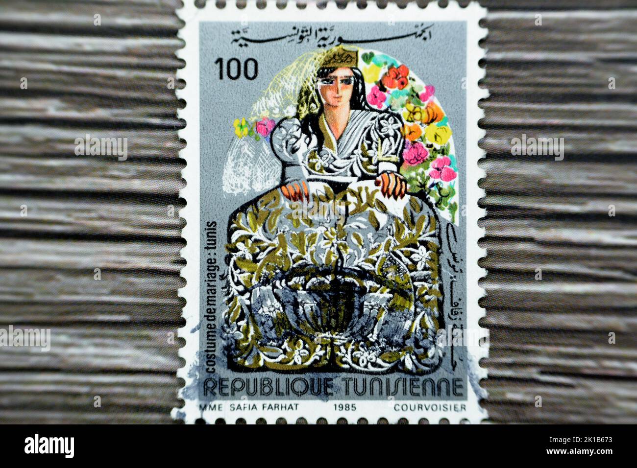 Le Caire, Egypte, 15 août 2022: Ancien timbre-poste utilisé imprimé en Tunisie 1985 montrant la robe de costume de mariage de 1st séries de robes de mariage, Banque D'Images