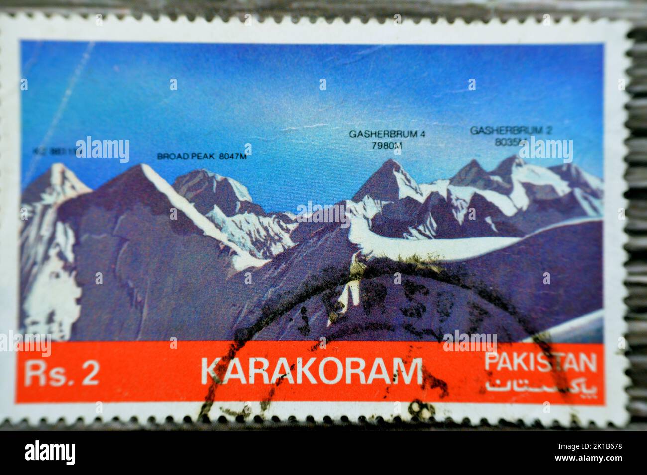 Le Caire, l'Egypte, 15 août 2022: Ancien timbre-poste utilisé imprimé au Pakistan 1981 montre Karakoram chaîne de montagnes pics, K2, large pic, Gasherbrum I, Gash Banque D'Images