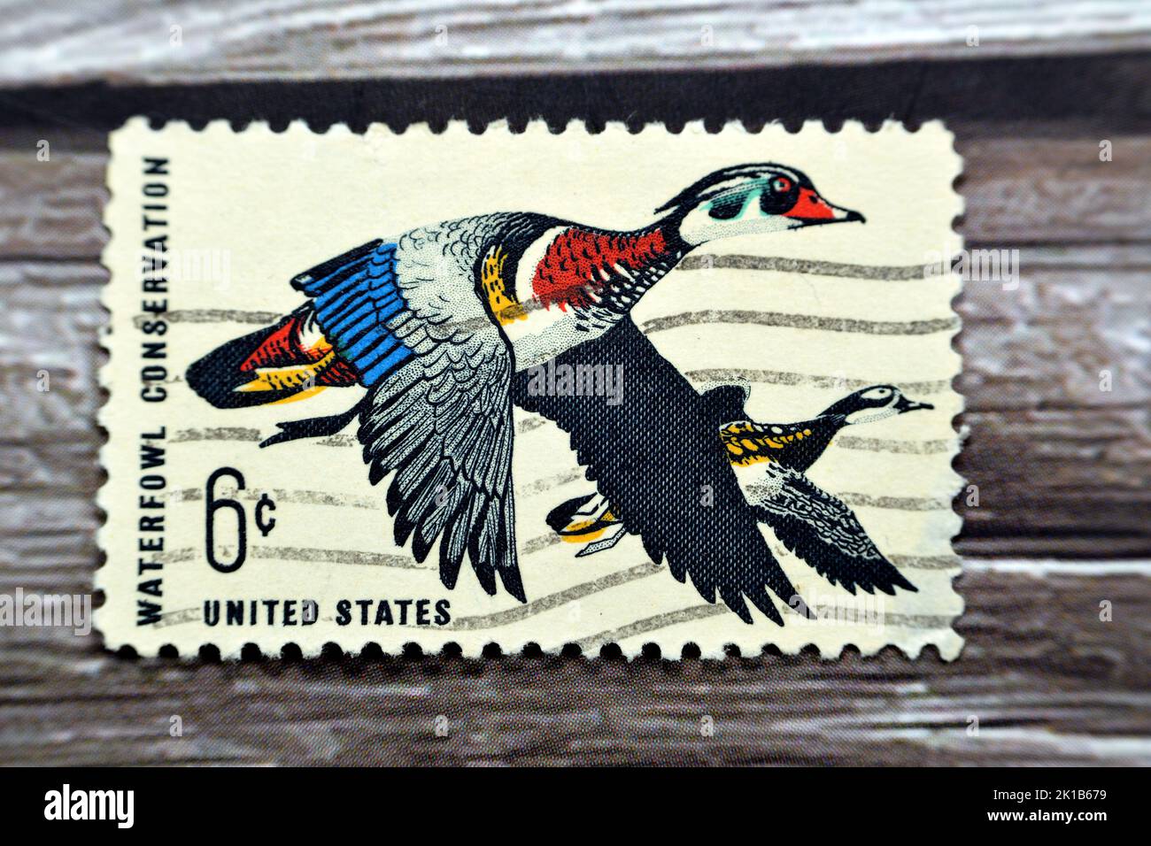 Le Caire, Egypte, 15 août 2022: Timbre américain d'époque imprimé aux États-Unis d'Amérique 1968 6 cents présente des canards volants Waterfowl conservation St Banque D'Images