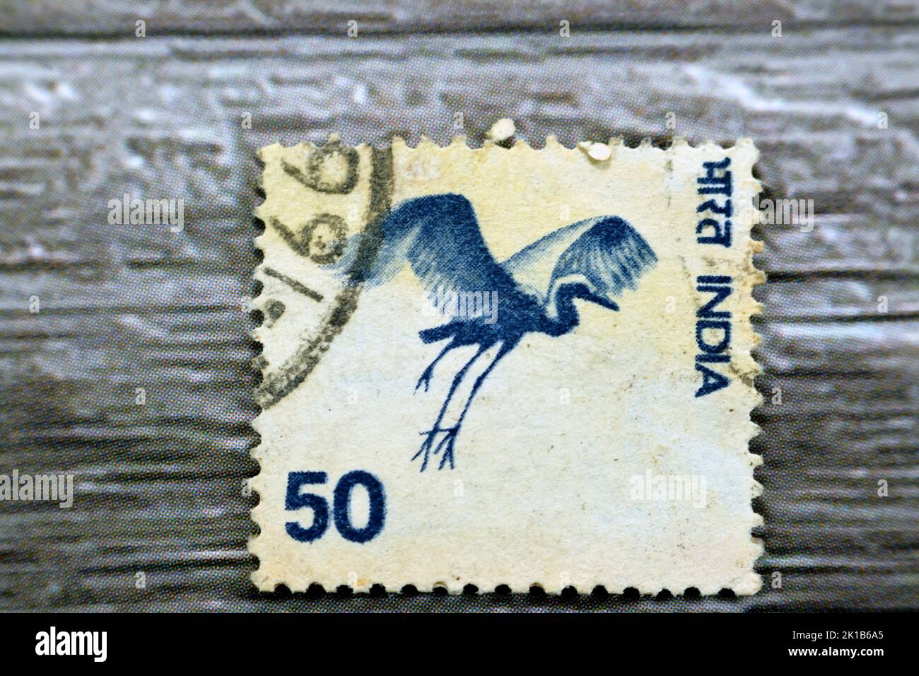 Le Caire, l'Egypte, 15 août 2022: Ancien timbre-poste indien utilisé imprimé en Inde 1975 50p de la série de motifs de pays présente des oiseaux de glisse vierge Cran Banque D'Images