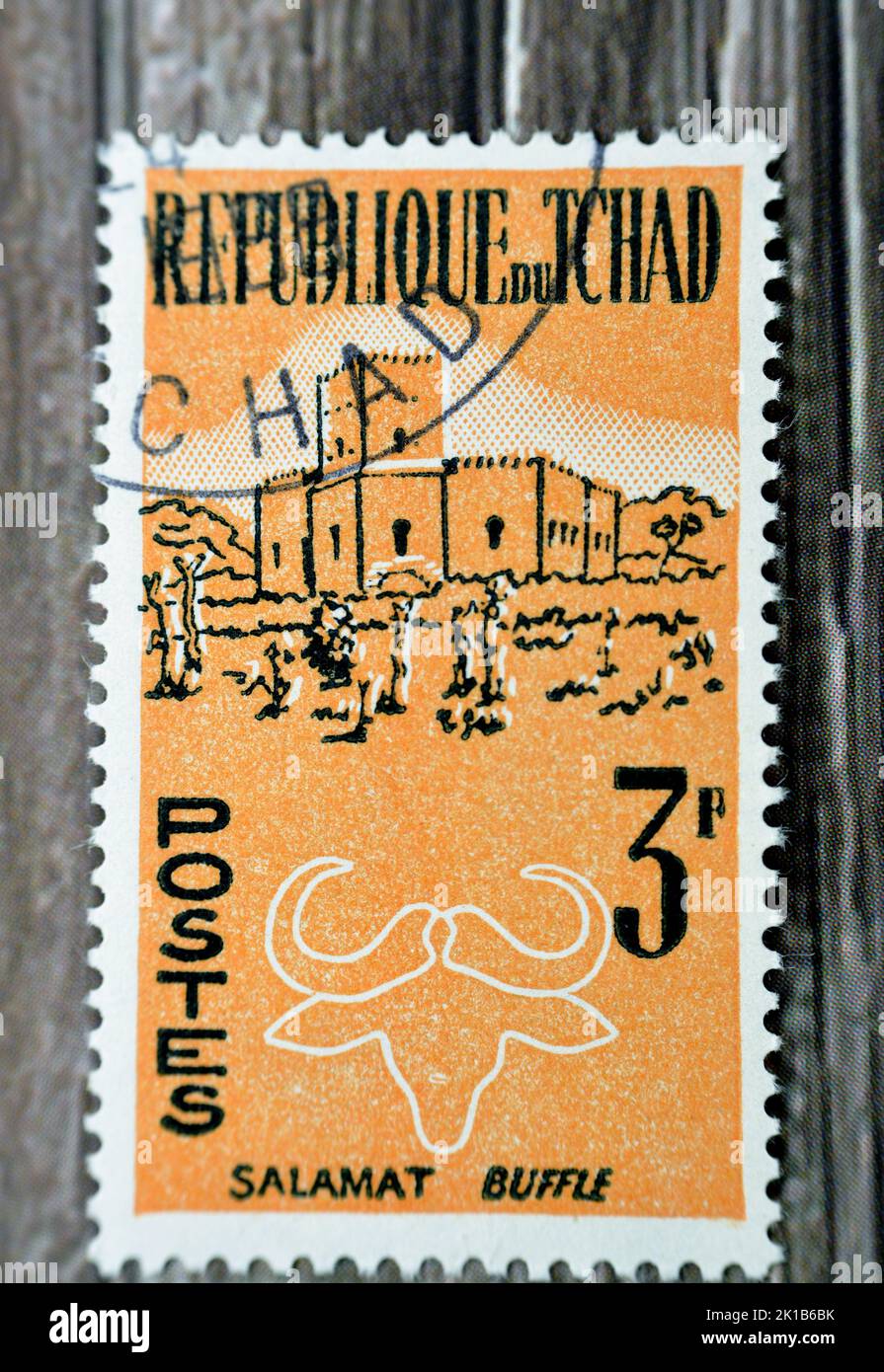 Le Caire, Egypte, 15 août 2022: Ancien timbre-poste utilisé imprimé au Tchad, montre Salamat et buffle, vers 1961isolated sur fond de bois, sélectif FO Banque D'Images