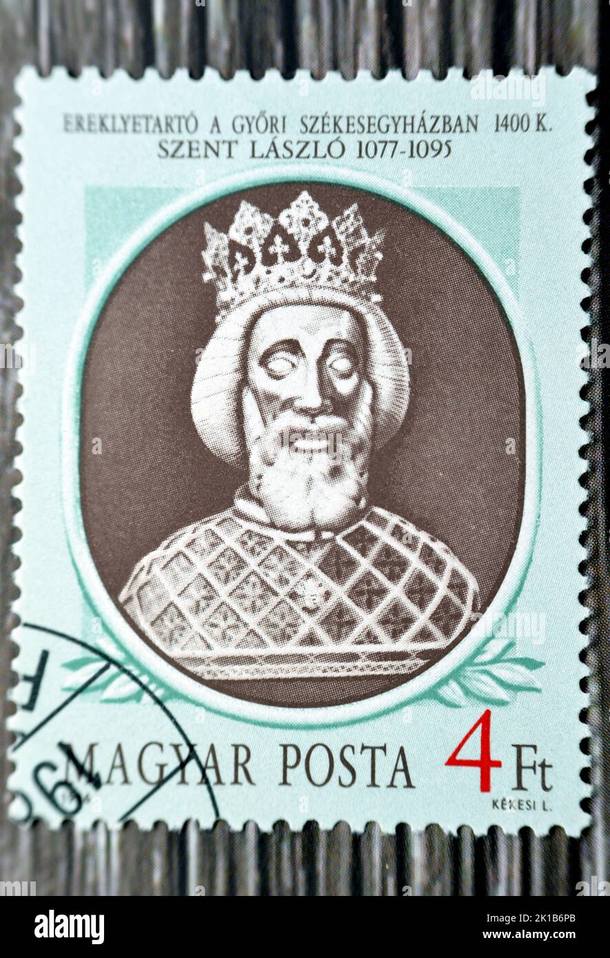 Le Caire, Egypte, 15 août 2022: Ancien timbre-poste utilisé imprimé en Hongrie Magyar posta 1986 présente le roi hongrois Szent László (1077–1095) Szent Laszl Banque D'Images