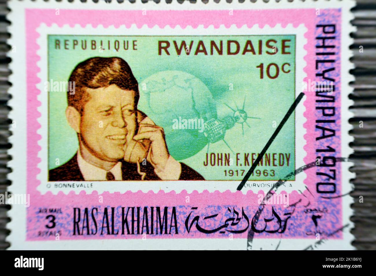 Le Caire, Egypte, 15 août 2022: Ancien timbre-poste utilisé imprimé à Ras Al Khaima Emirats Arabes Unis présente le président des Etats-Unis d'Amérique John F Banque D'Images