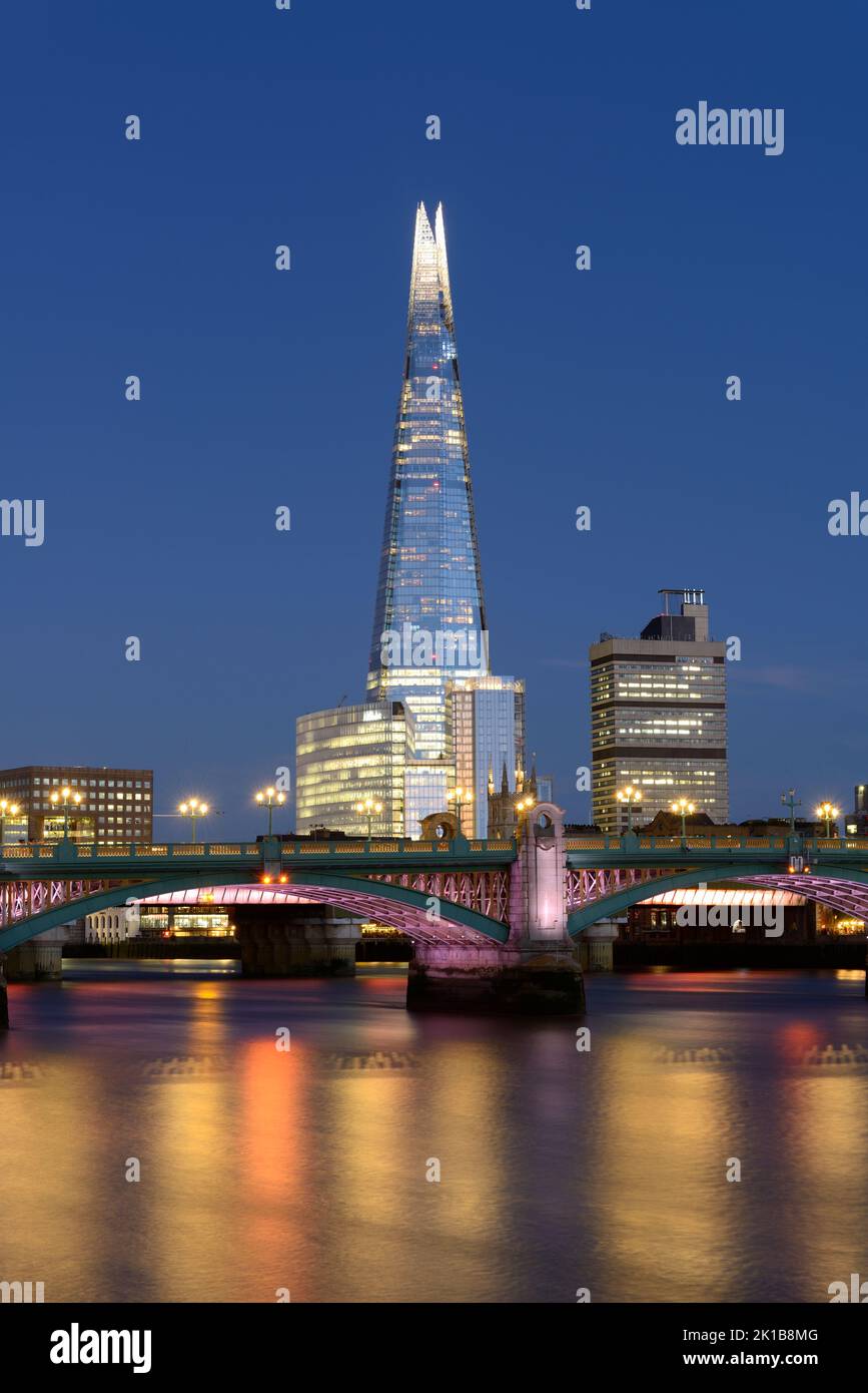 The Shard of Glass, London Bridge Quarter et Guy's Hospital de Southwark Bridge, Bankside, Londres, Royaume-Uni Banque D'Images