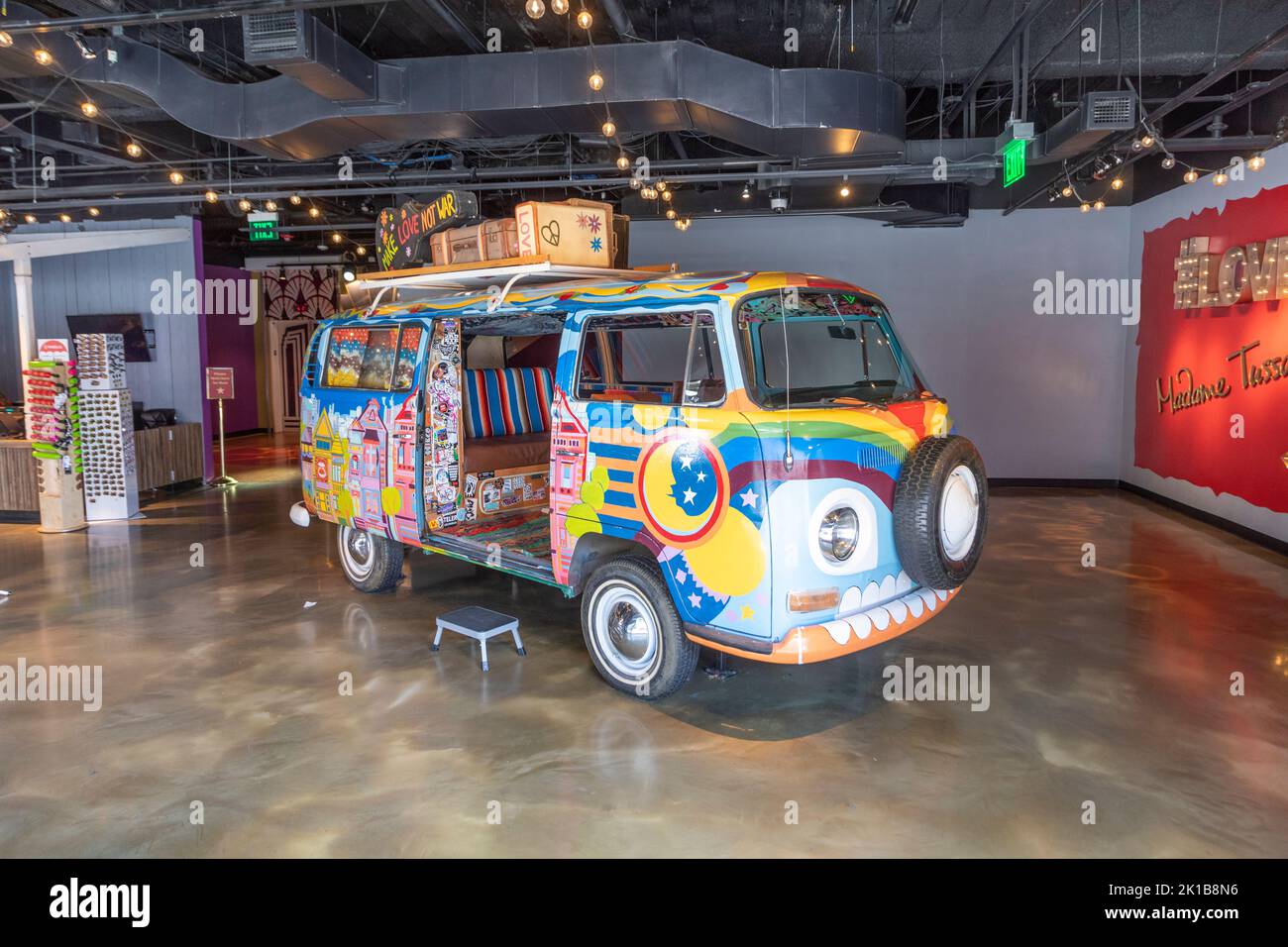 San Francisco, Etats-Unis - 7 juin 2022: Vieux VW bouly peint dans le style hippie des années soixante à l'entrée de Madame Toussauts cabinet. Banque D'Images