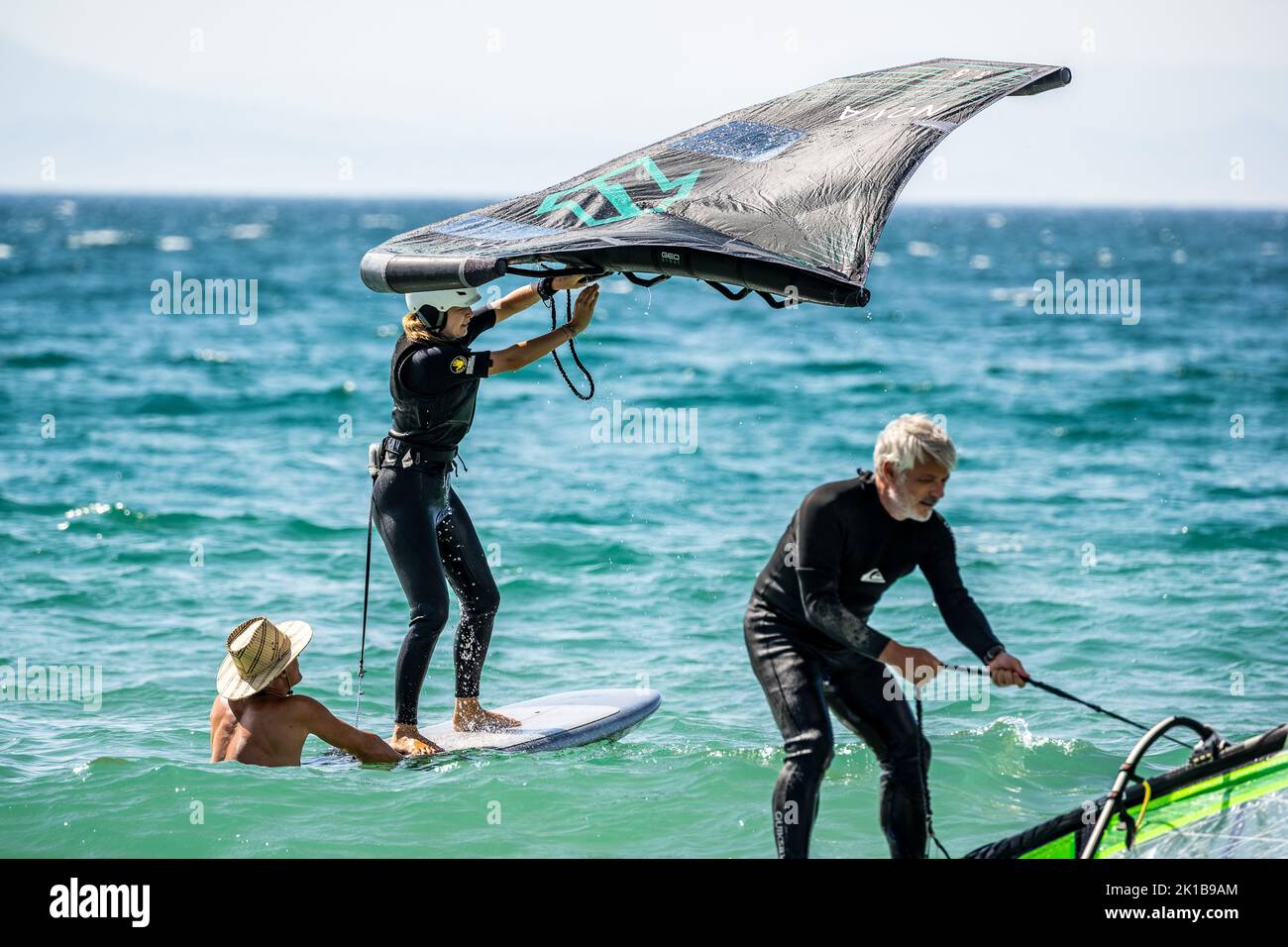 Sports nautiques sur la plage de Tarifa, Espagne. Banque D'Images