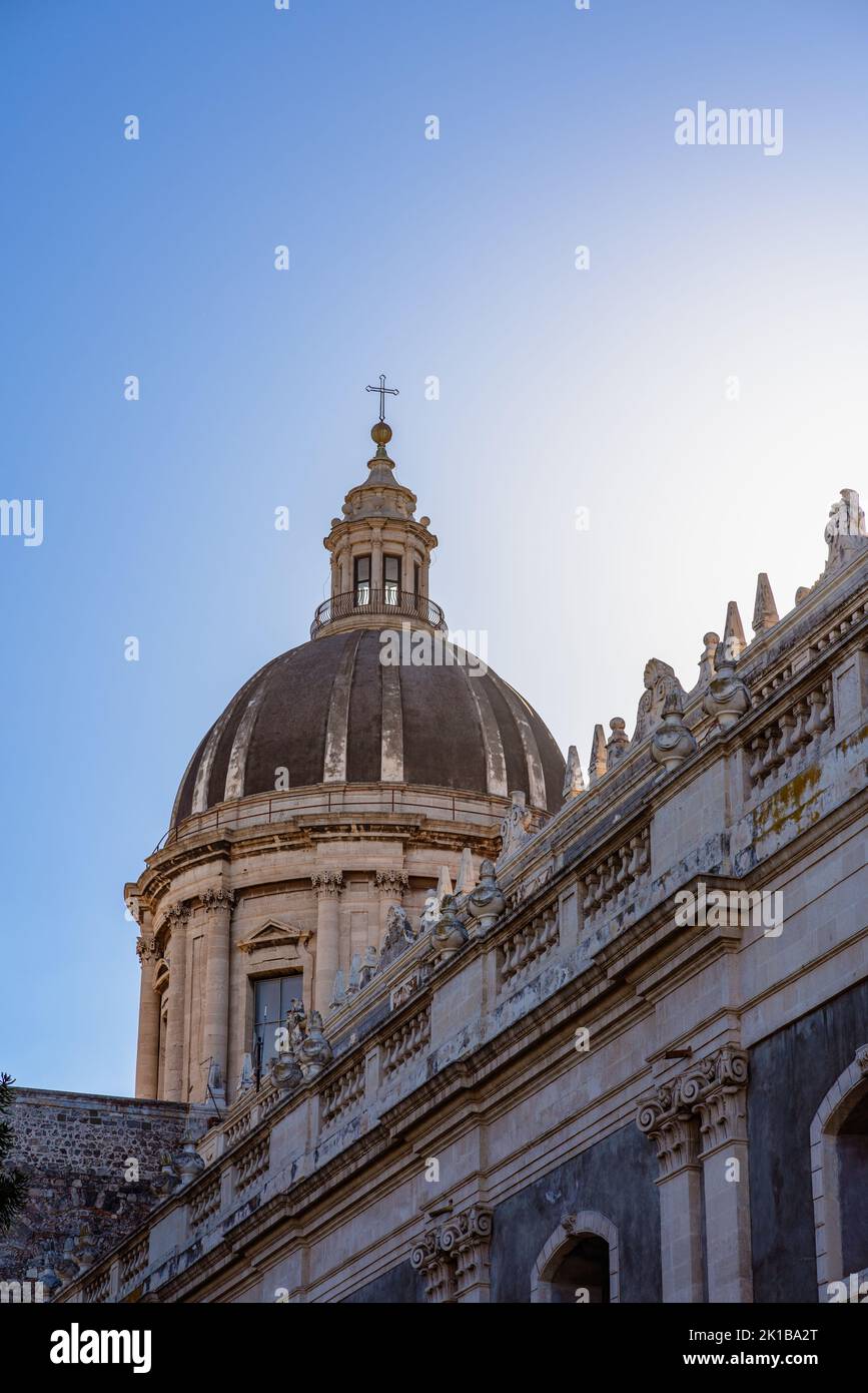 Coupole de la cathédrale de Catane contre le ciel bleu en Sicile, Italie Banque D'Images