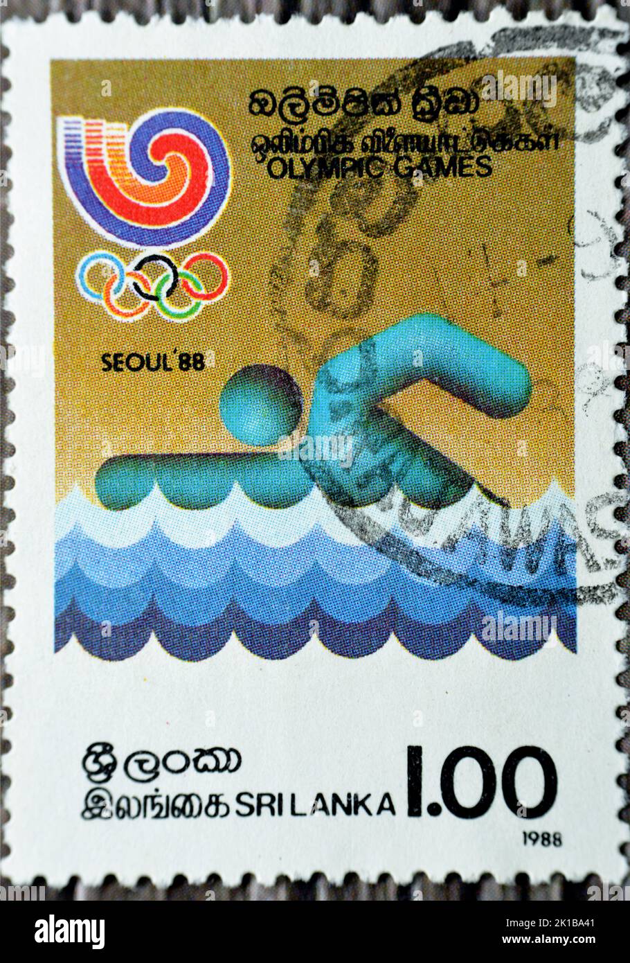 Le Caire, l'Egypte, le 15 août 2022: Ancien timbre-poste Sri Lanka utilisé présente le numéro commémoratif du sport de la natation dans les Jeux Olympiques Séoul 1988, Banque D'Images