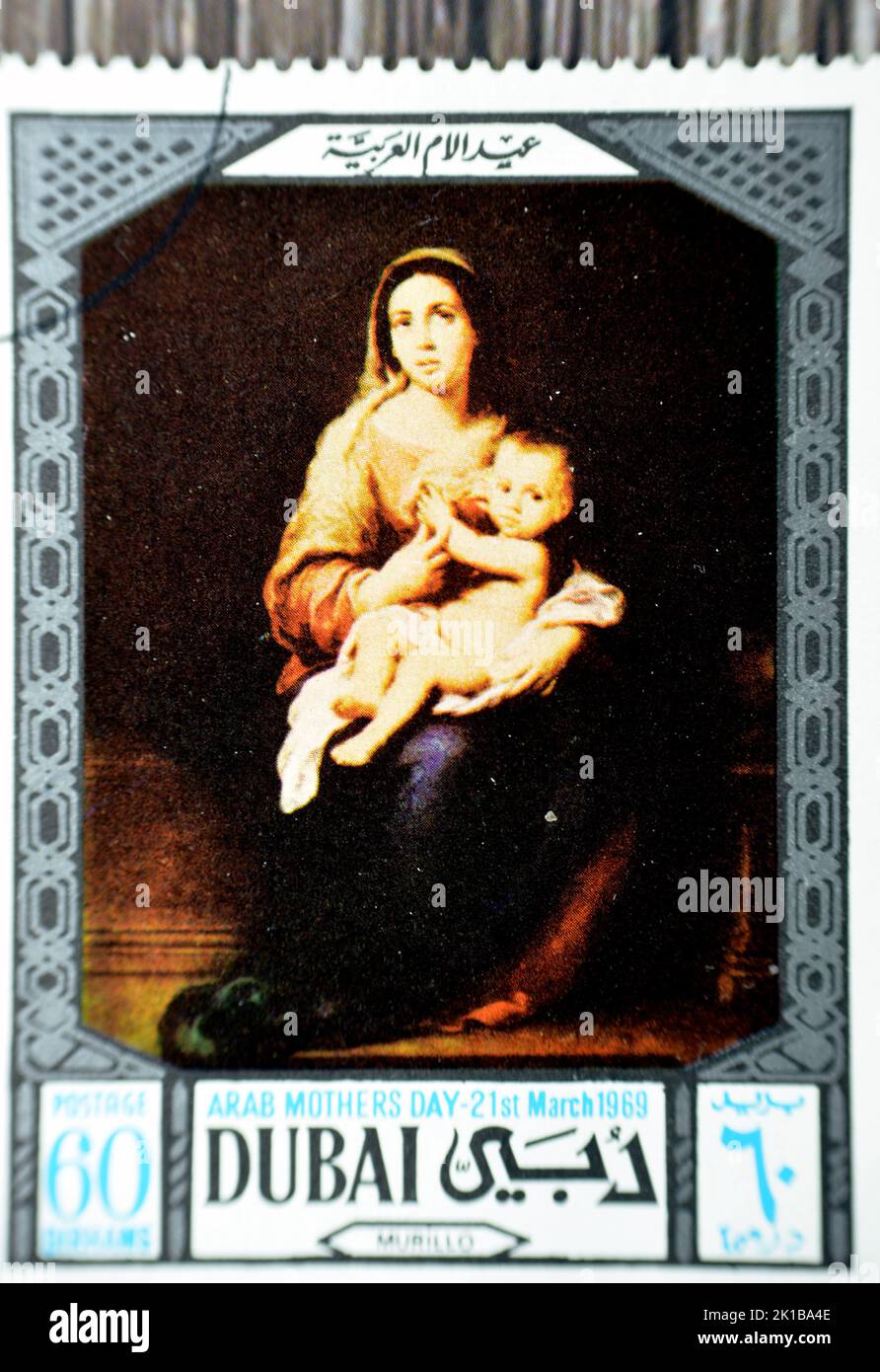 Le Caire, Egypte, 15 août 2022: Ancien timbre-poste utilisé imprimé dans les Émirats arabes Unis Dubaï présente une mère et un enfant commémorant le papillon arabe Banque D'Images