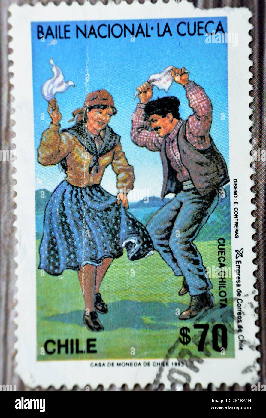 Le Caire, Egypte, 15 août 2022: Ancien timbre-poste utilisé imprimé au Chili présente la danse nationale chilienne de la Cueca, foyer sélectif de l'ancien chilien Banque D'Images