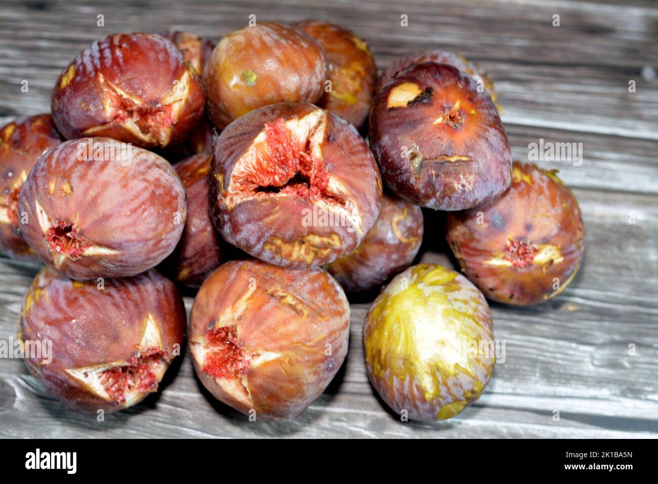 Pile de figues parchemin fruit isolé sur fond de bois, figue est le