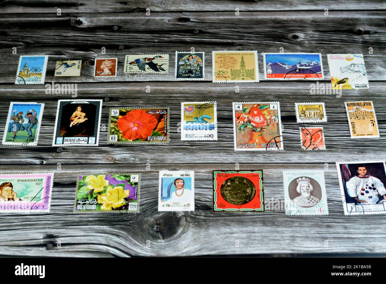 Le Caire, l'Egypte, 15 août 2022: Ancienne collection historique de timbres-poste de différents pays du monde isolé sur fond de bois, se Banque D'Images