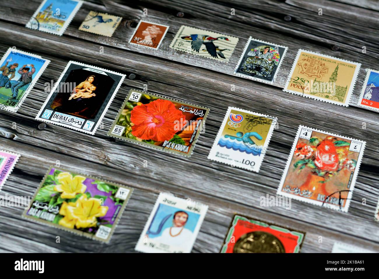 Le Caire, l'Egypte, 15 août 2022: Ancienne collection historique de timbres-poste de différents pays du monde isolé sur fond de bois, se Banque D'Images