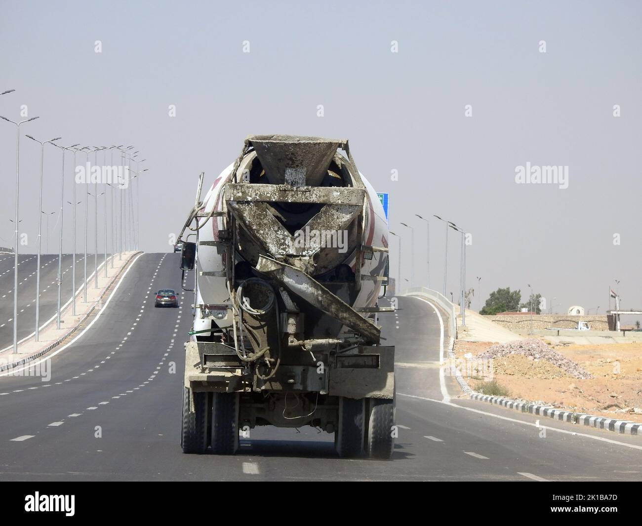 Le Caire, l'Egypte, 28 juin 2022: Un camion de mélangeur de béton et de ciment sur son chemin pour livrer le béton à un chantier de construction, il combine le ciment, Banque D'Images