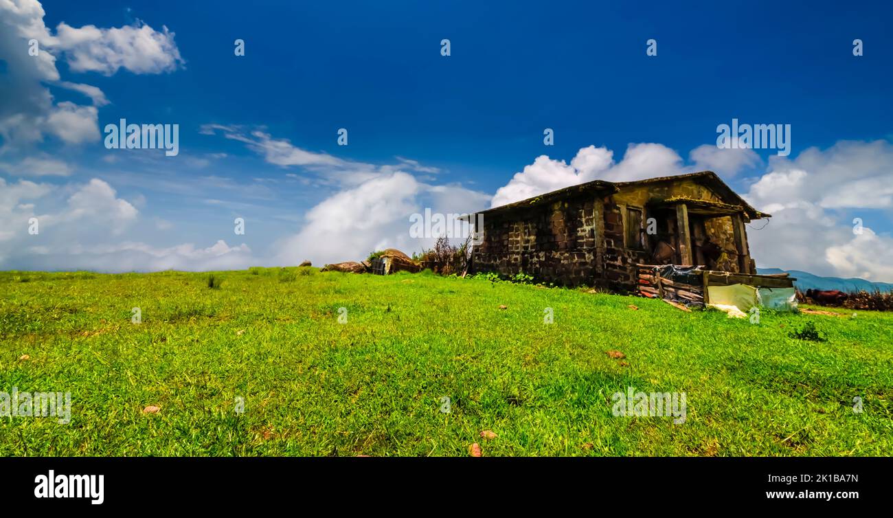 Une maison en pierre dans une prairie ouverte située à l'extérieur de Mawsynram, East Khasi Hills, Meghalaya, Inde. Banque D'Images