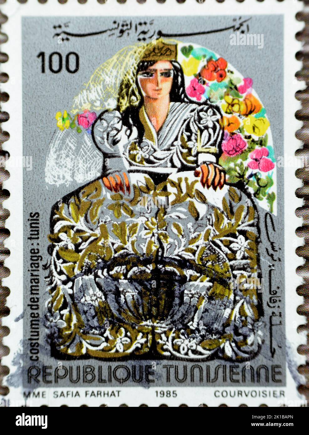 Le Caire, Egypte, 15 août 2022: Ancien timbre-poste utilisé imprimé en Tunisie 1985 montrant la robe de costume de mariage de 1st séries de robes de mariage, Banque D'Images