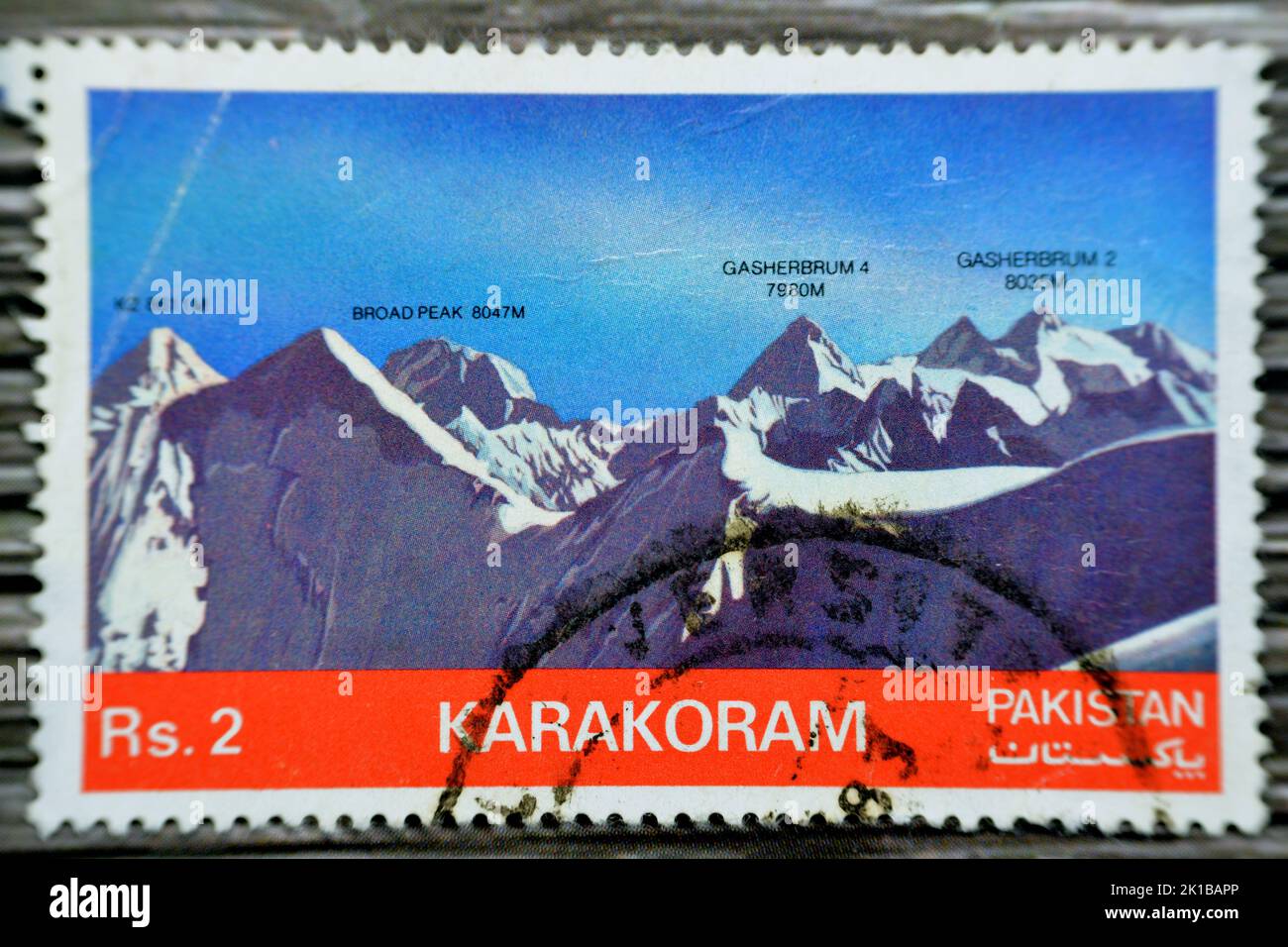 Le Caire, l'Egypte, 15 août 2022: Ancien timbre-poste utilisé imprimé au Pakistan 1981 montre Karakoram chaîne de montagnes pics, K2, large pic, Gasherbrum I, Gash Banque D'Images