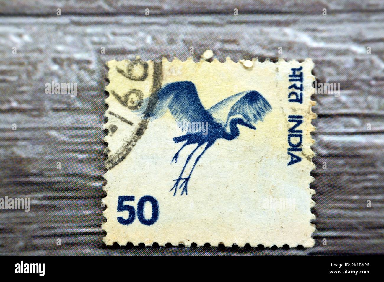 Le Caire, l'Egypte, 15 août 2022: Ancien timbre-poste indien utilisé imprimé en Inde 1975 50p de la série de motifs de pays présente des oiseaux de glisse vierge Cran Banque D'Images