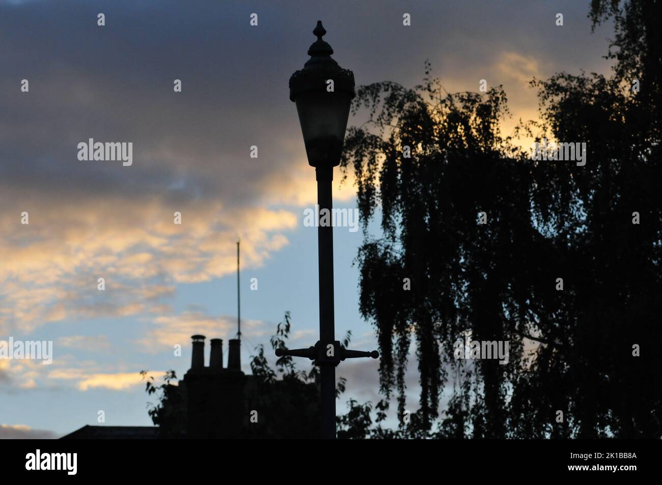 Crépuscule, nuages, lampe de rue, église Banque D'Images