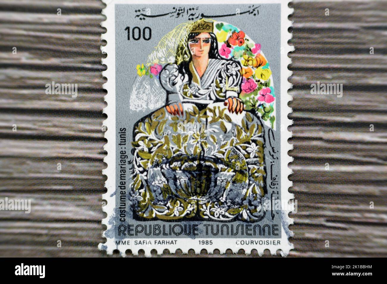 Le Caire, Egypte, 15 août 2022: Ancien timbre-poste utilisé imprimé en Tunisie 1985 montrant la robe de costume de mariage de 1st séries de robes de mariage, Banque D'Images