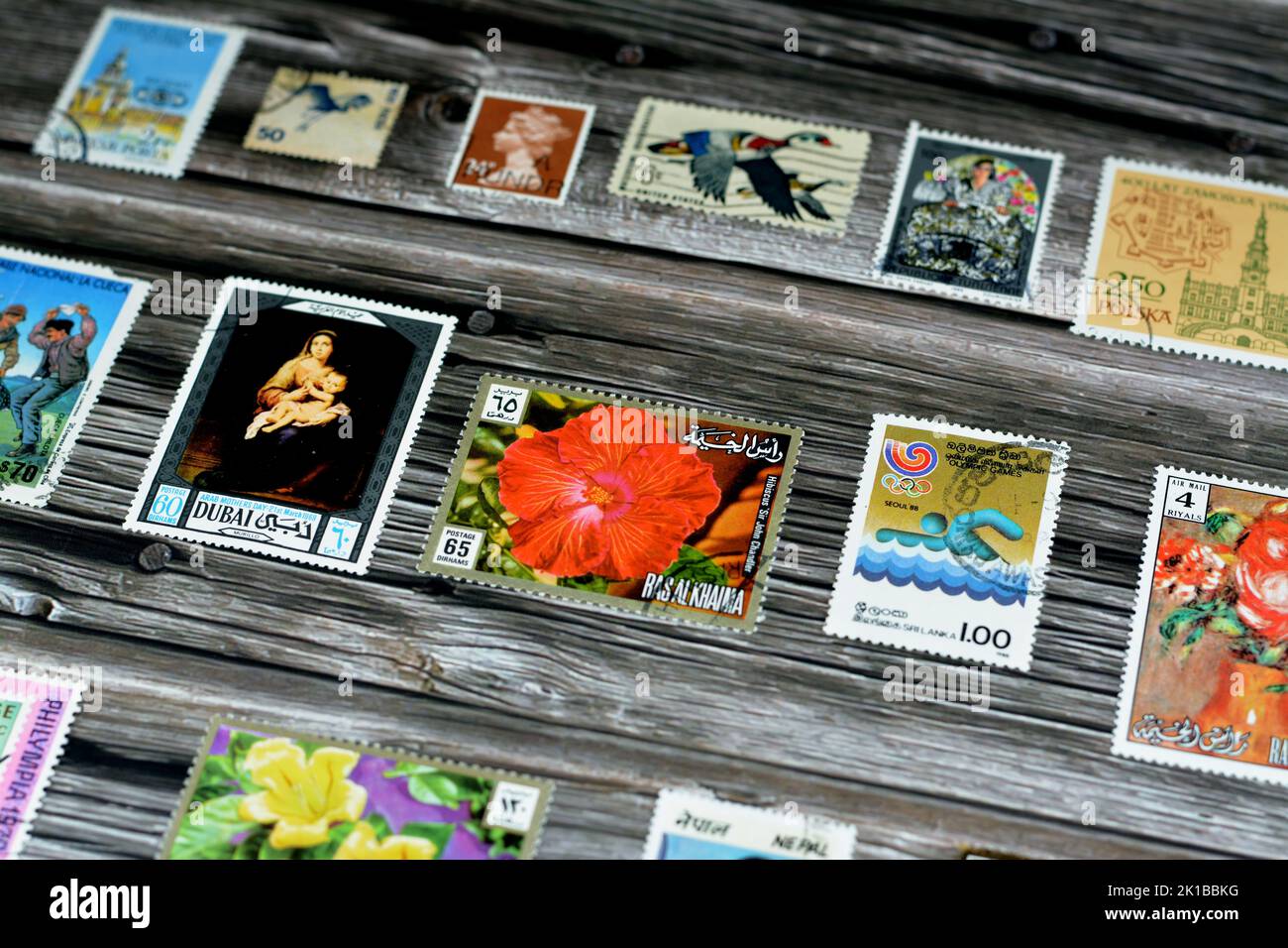 Le Caire, l'Egypte, 15 août 2022: Ancienne collection historique de timbres-poste de différents pays du monde isolé sur fond de bois, se Banque D'Images