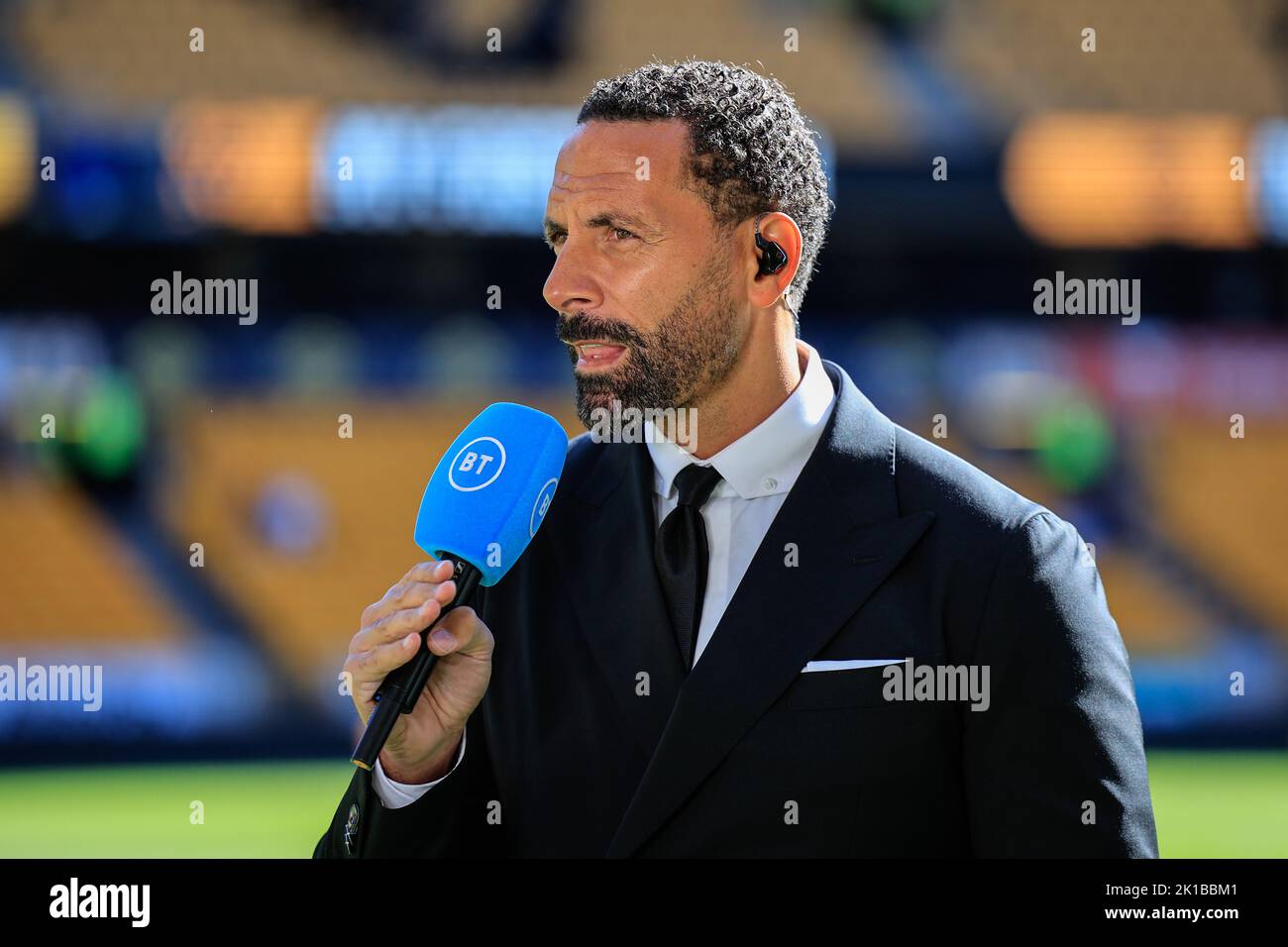 Wolverhampton, Royaume-Uni. 17th septembre 2022. Rio Ferdinand présentant pour BT Sports avant le match de la première Ligue Wolverhampton Wanderers vs Manchester City à Molineux, Wolverhampton, Royaume-Uni, 17th septembre 2022 (photo de Conor Molloy/News Images) à Wolverhampton, Royaume-Uni, le 9/17/2022. (Photo de Conor Molloy/News Images/Sipa USA) crédit: SIPA USA/Alay Live News Banque D'Images