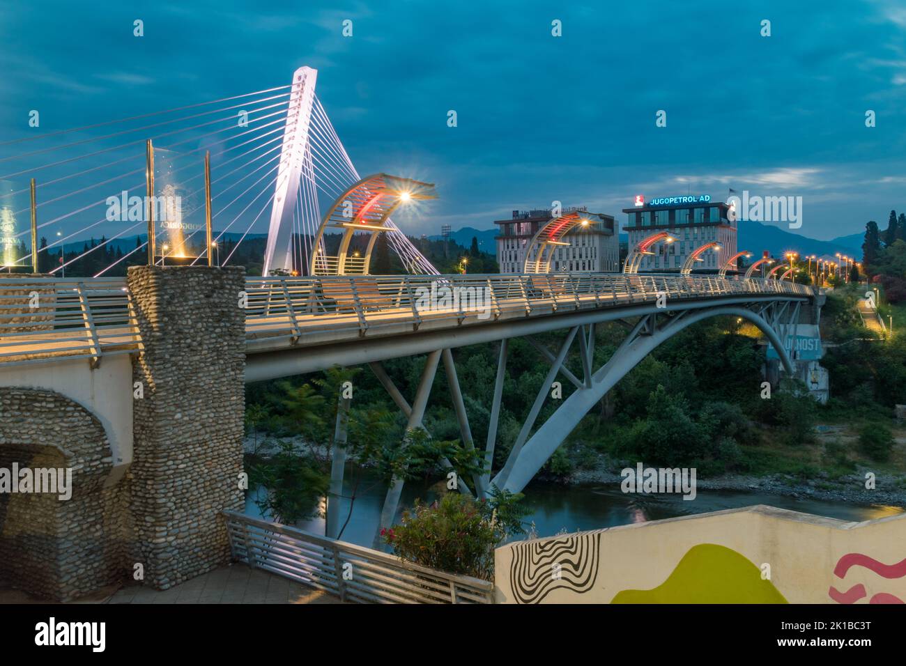 Podgorica, Monténégro - 4 juin 2022: Vue de nuit sur le pont piétonnier de Moscou au-dessus de la rivière Moraca. Banque D'Images