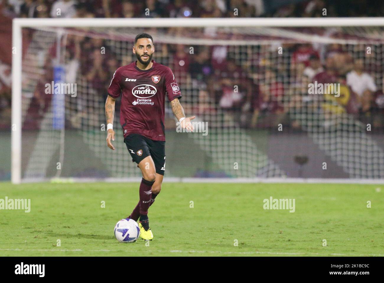 Dylan Bronn, le défenseur tunisien de Salerntana, contrôle le ballon lors du match de football de la série A entre Salerntana et Lecce au stade Arechi de Salerne, dans le sud de l'Italie, sur 16 septembre 2021. Banque D'Images