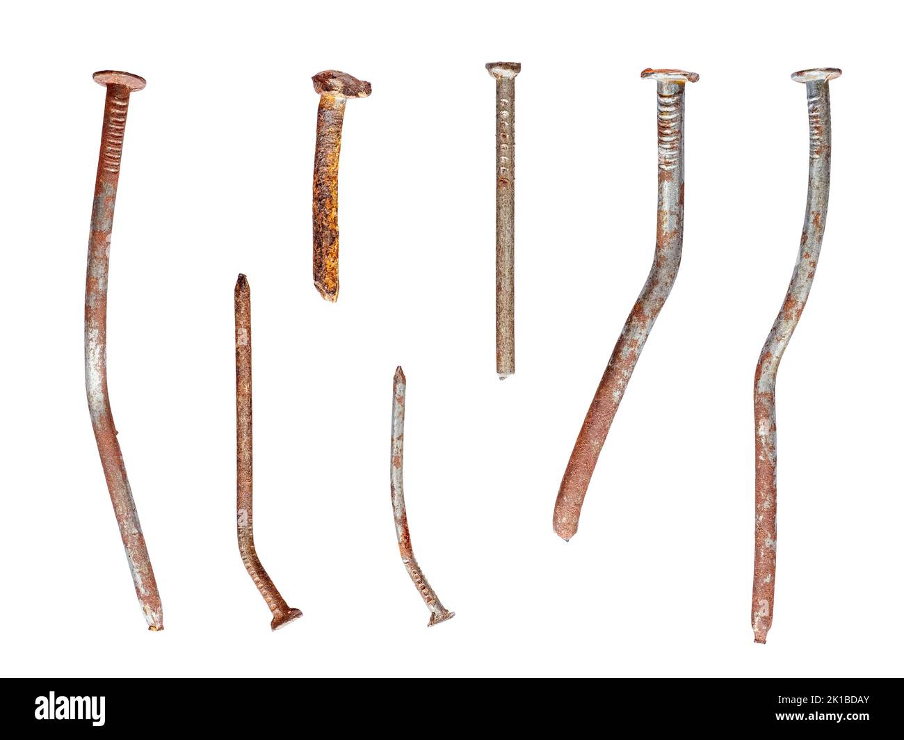 Ongles anciens et gauchis corrodés, utilisés et oxydés, isolés sur fond blanc Banque D'Images