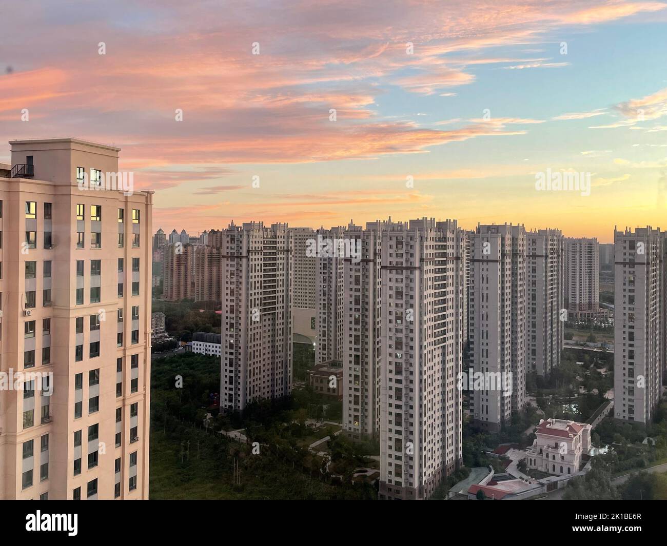 Vue panoramique sur des bâtiments résidentiels similaires au coucher du soleil Banque D'Images