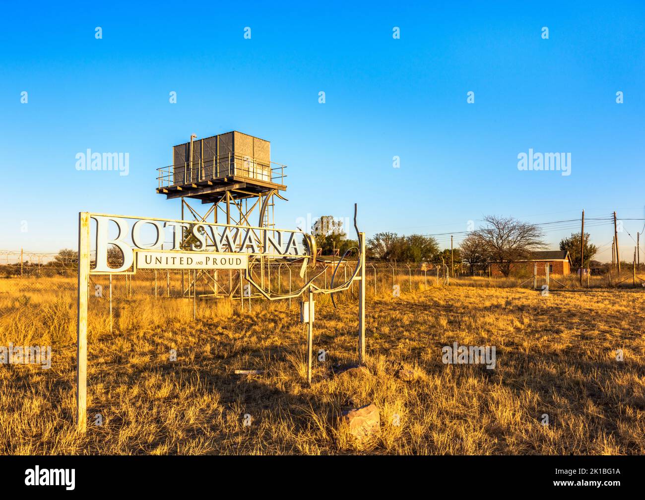 MAMUNO, BOTSWANA - 13 AOÛT 2022 : panneau « BOTSWANA - Unis et fiers » à la frontière entre la Namibie et le Botswana Banque D'Images