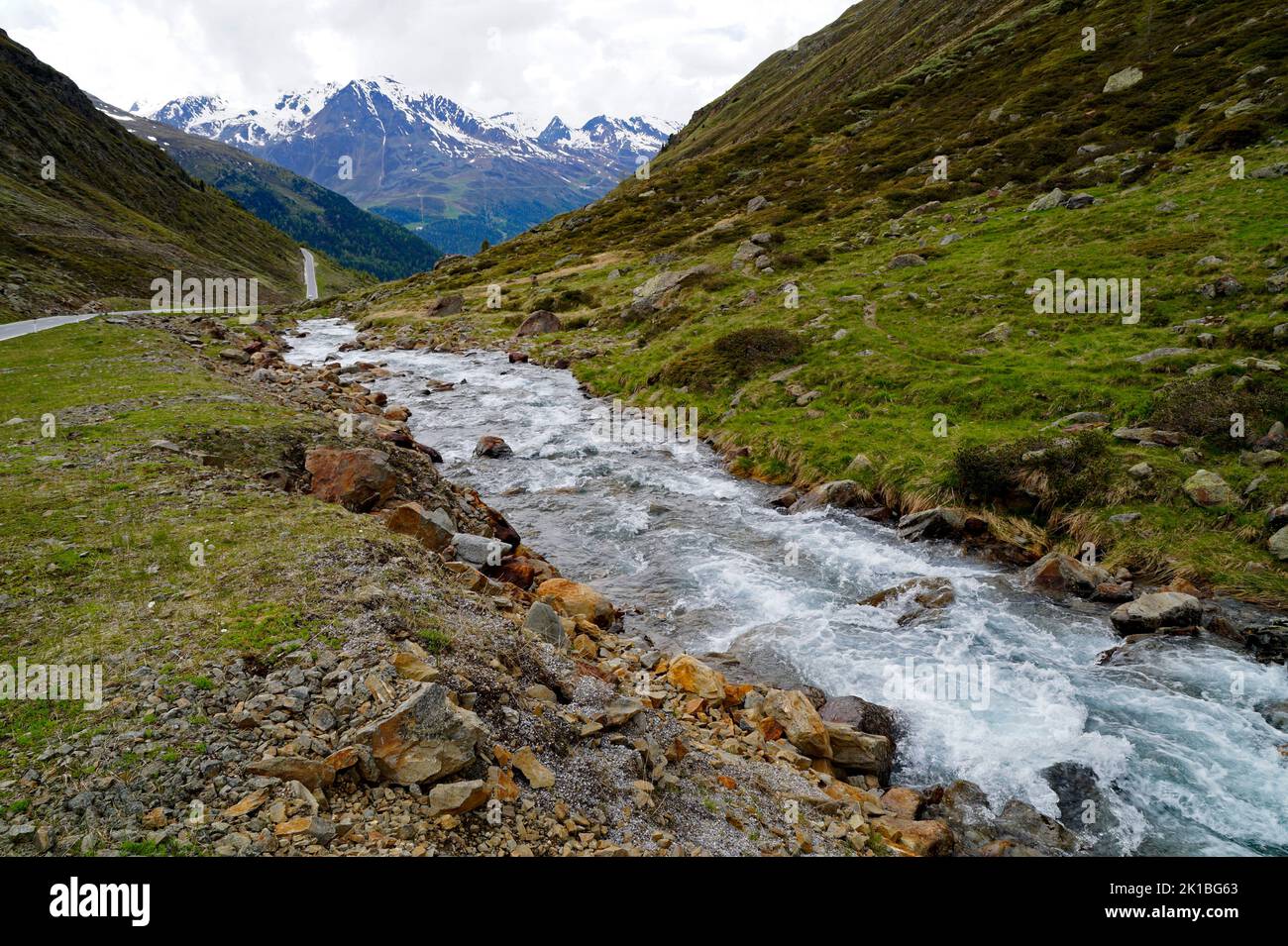 Un ruisseau alpin traversant le pittoresque Timmelsjoch reliant la vallée d'Oetztal dans l'État autrichien du Tyrol à la vallée de Passeier dans la province italienne Banque D'Images