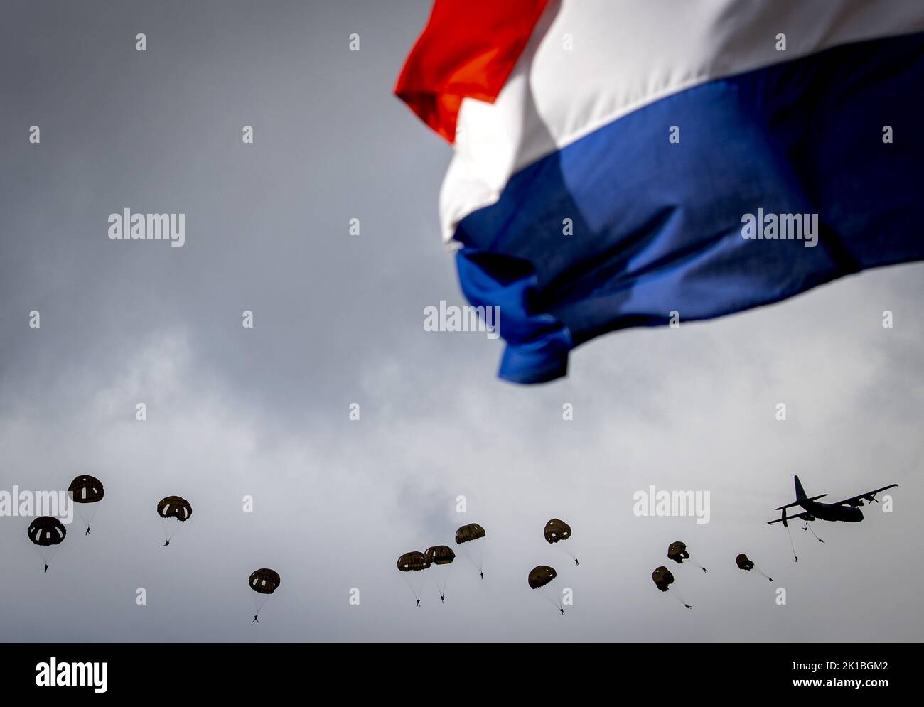 EDE, pays-Bas. 17th septembre 2022. 2022-09-17 10:31:49 EDE - parachutistes lors d'une chute de masse saut en parachute au-dessus du Ginkelse Heide où les combattants sont commémorés qui ont combattu pour la liberté là-bas en 1944 dans le cadre de l'opération jardin du marché. ANP KOEN VAN WEEL pays-bas - belgique sortie crédit: ANP/Alay Live News Banque D'Images