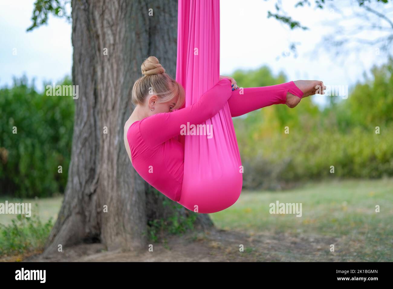 Woman practicing yoga antenne extérieur Banque D'Images