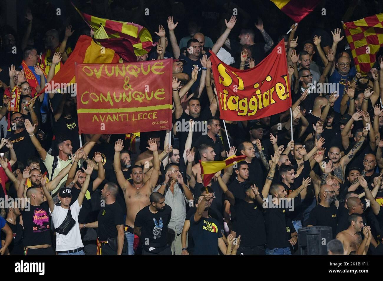 Salerno, Italie. 16th septembre 2022. Les partisans de la Lecce américaine applaudissent lors de la série Un match entre la Salerntana 1919 et la Lecce au Stadio Arechi, Salerno, Italie, le 16 septembre 2022. Credit: Giuseppe Maffia/Alay Live News Banque D'Images