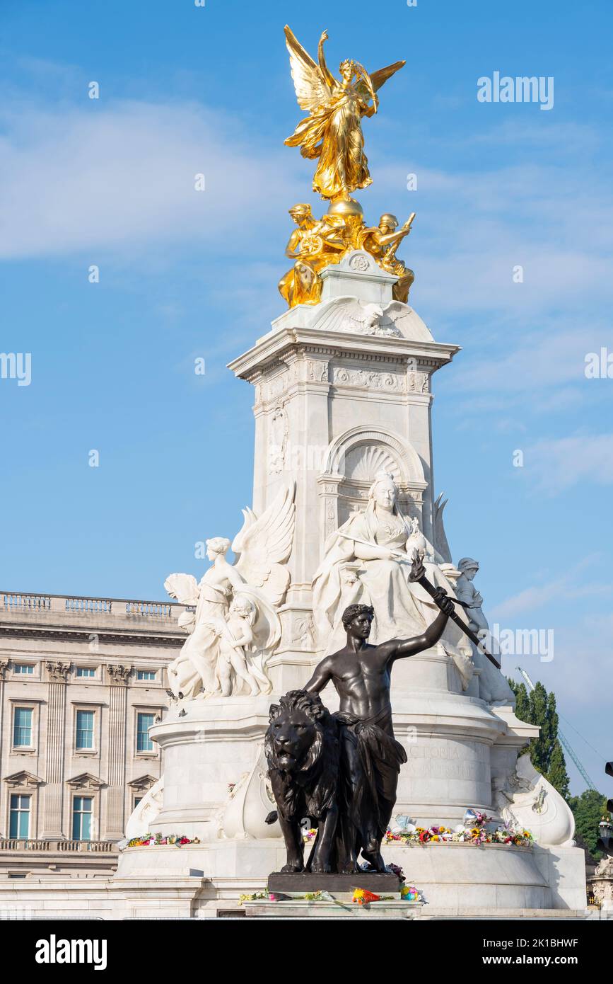 Fleurs disposées autour de la statue en bronze du Victoria Memorial à l'extérieur de Buckingham Palace après la mort de la reine Elizabeth II Repère Banque D'Images