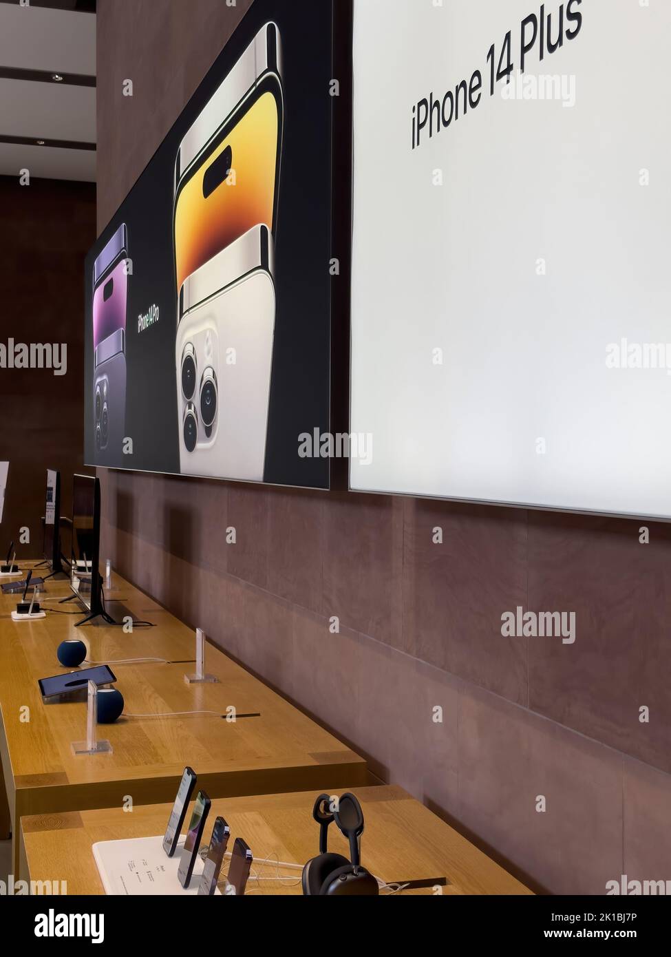 Paris, France - 16 septembre 2022: POV main mâle tenant nouveau violet Apple Computers iPhone 14 plus pendant le jour de lancement avec la nouvelle double caméra puissante de détection de collision de voiture; et satellite SOS Banque D'Images