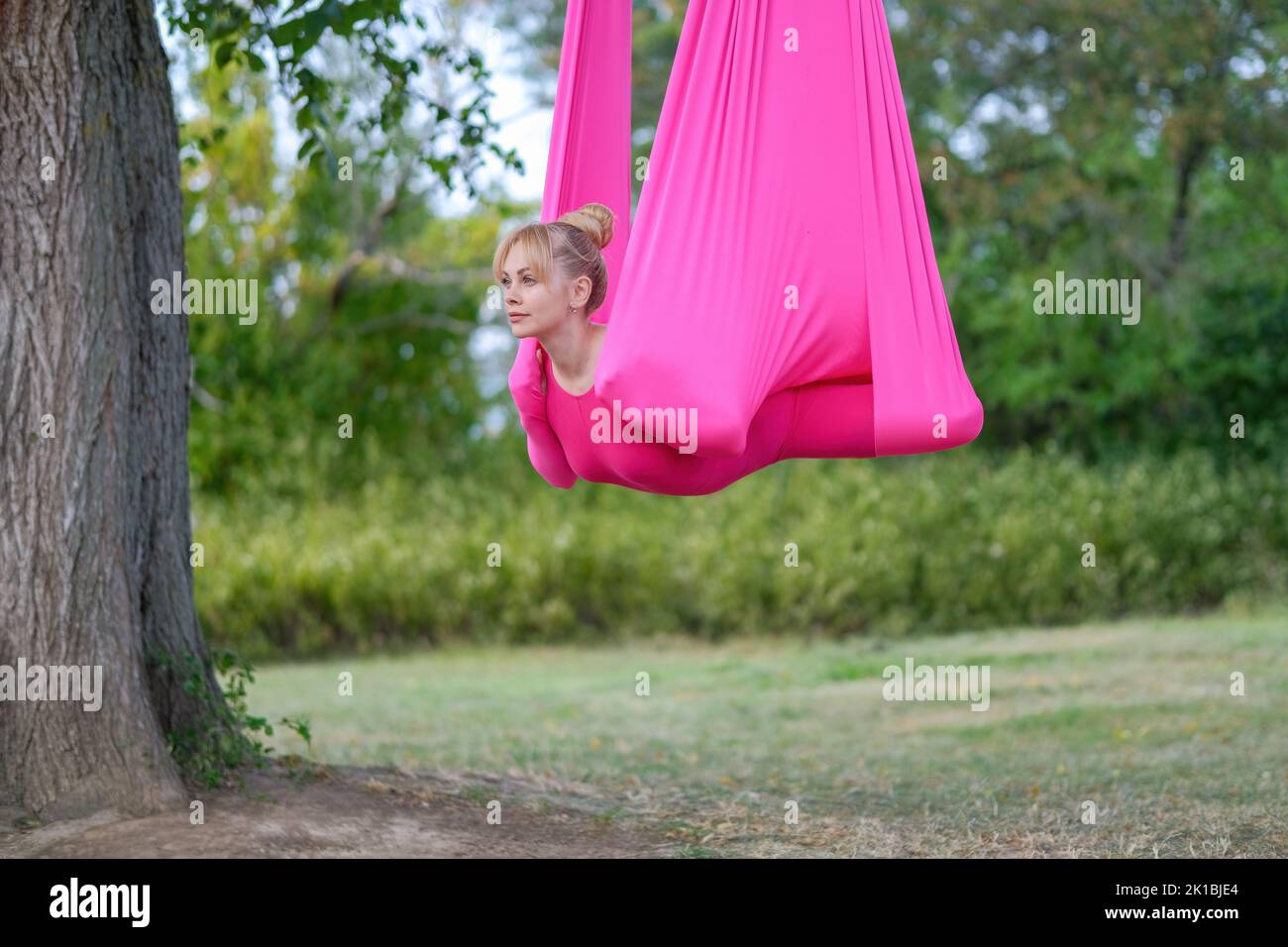 Woman practicing yoga antenne extérieur Banque D'Images