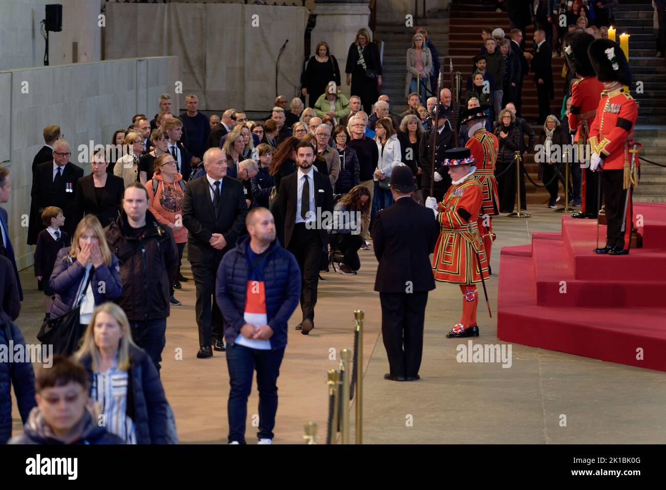 Reine Elizabeth II - située dans l'État à Westminster Hall Banque D'Images