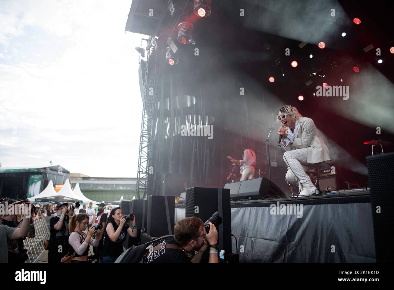 Barns Courtney, interprète anglais, jouant avec son groupe au festival Tempelhof Sounds à Berlin, en Allemagne Banque D'Images