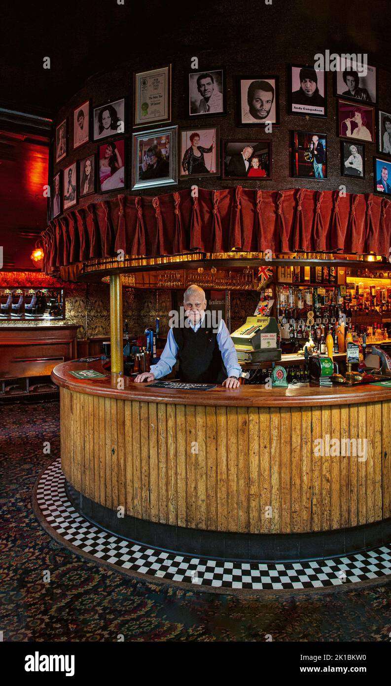 The Palm Tree Pub, avec Landlord Alf, Mile End, Londres, Angleterre, Banque D'Images