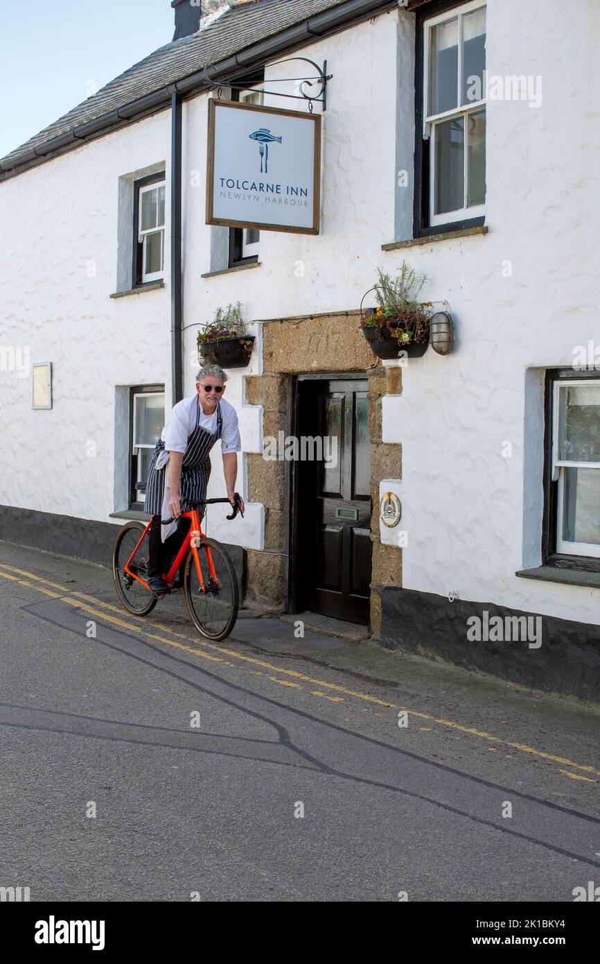 Le Tolcarne Inn et le célèbre chef de Cornouailles Ben Tunnicliffe en face de son Gastropub le Tolcarne Inn , Newleyn Harbour Penzance , Cornwall , United Ki Banque D'Images