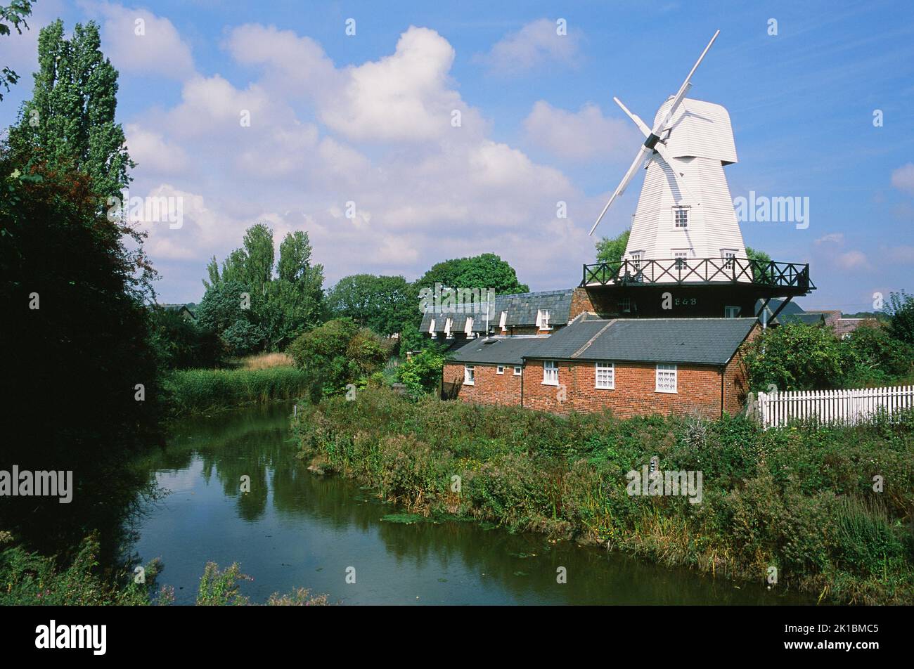 Moulin à vent et chalets à Rye, East Sussex, sud-est de l'Angleterre, près de la rivière Tillingham, en été Banque D'Images