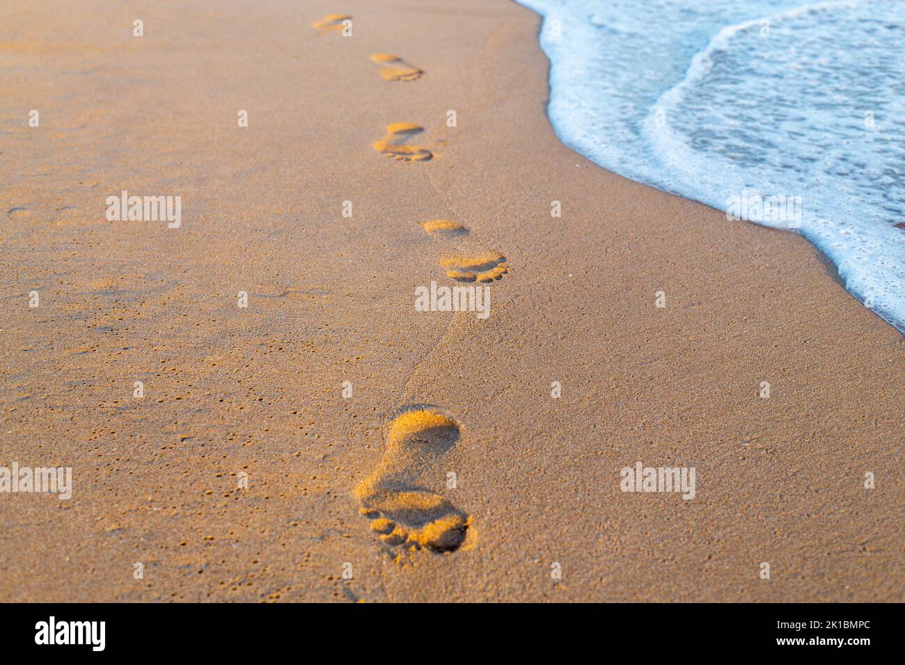 Empreintes de pieds gratuites dans le sable d'une plage marocaine Banque D'Images