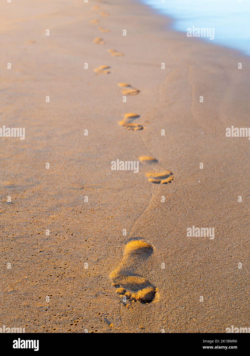 Empreintes de pieds gratuites dans le sable d'une plage marocaine Banque D'Images