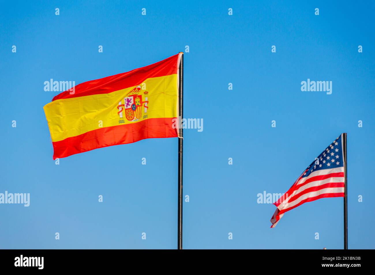Le drapeau national de l'espagne et de l'Etat-unis d'amérique agitant dans un ciel bleu Banque D'Images Le drapeau national de l'espagne et de l'Etat-unis d'amérique agitant dans un ciel bleu Banque D'Images