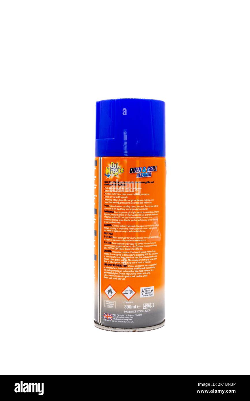 Irvine, Écosse, Royaume-Uni - 20 août 2022 : nettoyant pour four et gril de marque DR Magic en boîte de métal recyclable et dessus de plastique recyclable présentant également de l'rea Banque D'Images