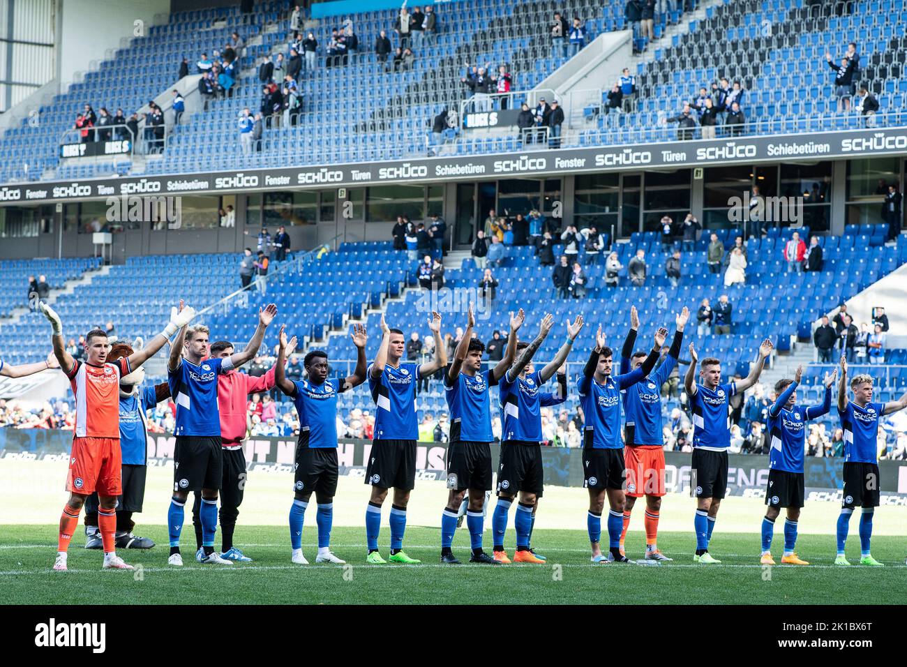 Bielefeld, Allemagne. 17th septembre 2022. Football: 2nd Bundesliga, Arminia Bielefeld - Holstein Kiel, Matchday 9, Schüco Arena. Les joueurs de Bielefeld applaudissent après le match. Credit: Swen Pförtner/dpa - NOTE IMPORTANTE: Conformément aux exigences de la DFL Deutsche Fußball Liga et de la DFB Deutscher Fußball-Bund, il est interdit d'utiliser ou d'avoir utilisé des photos prises dans le stade et/ou du match sous forme de séquences et/ou de séries de photos de type vidéo./dpa/Alay Live News Banque D'Images